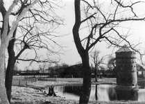 847936 Afbeelding van de duiventoren van het verdwenen kasteel Remmerstein bij de Cuneraweg 305 te Rhenen.N.B. De ...